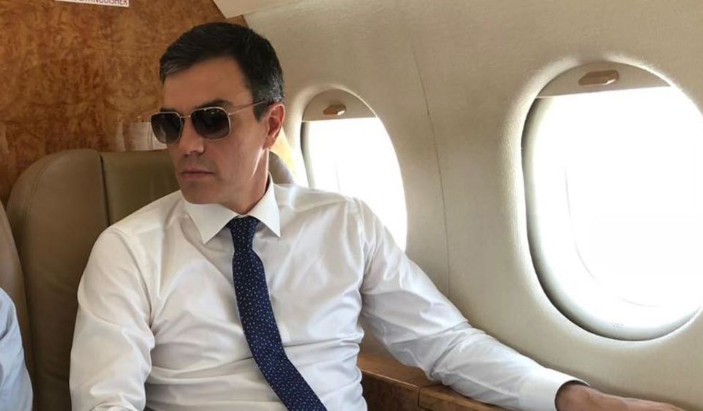La imagen de Sánchez, viviendo en el privilegio y el lujo y viajando en su avión Falcon como un sátrapa triunfador, mientras destruye España, es todo un símbolo del desastre español
