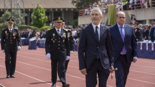 Junto con Pedro Sánchez y la ministra de Hacienda, el ministro Marlasca es el más pitado y abucheado en España. En la imagen, el ministro es duramente abucheado en Ávila.