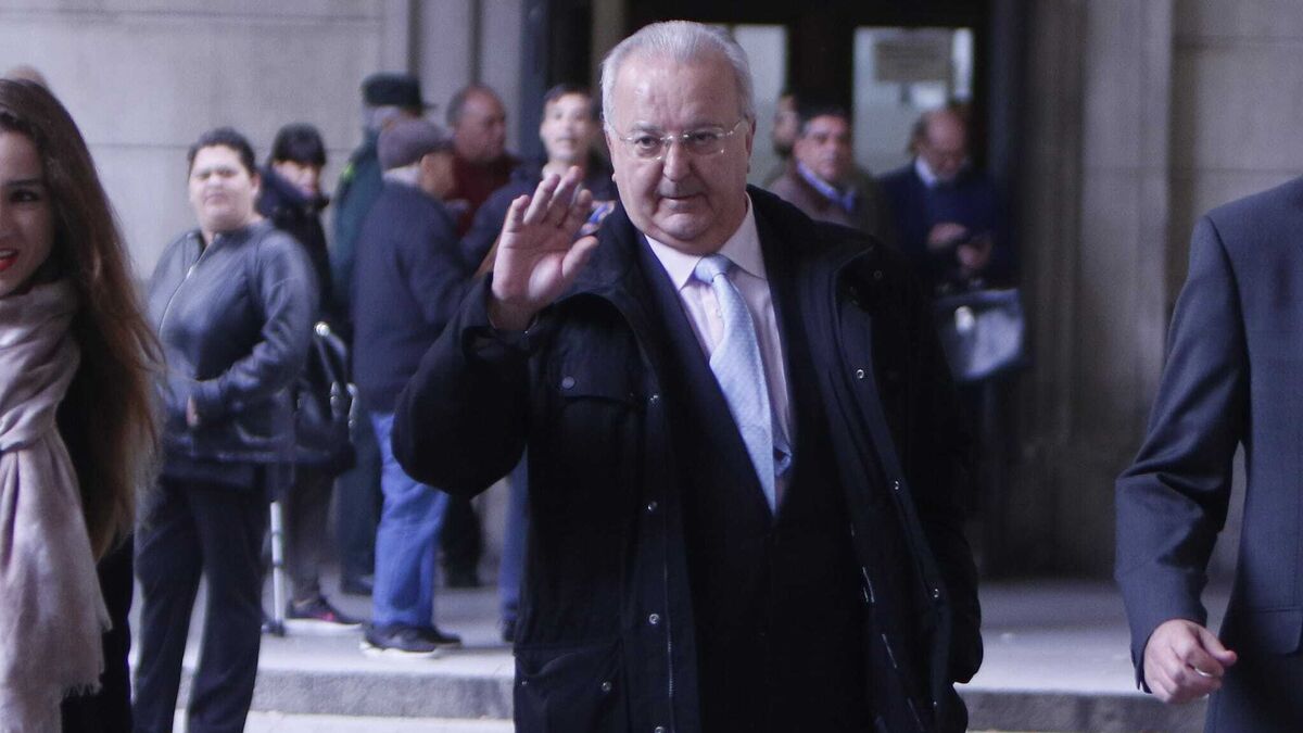 El ex consejero de empleo de la Junta de Andalucía, el socialista Antonio Fernández, entrando en prisión, condenado por el robo de los EREs