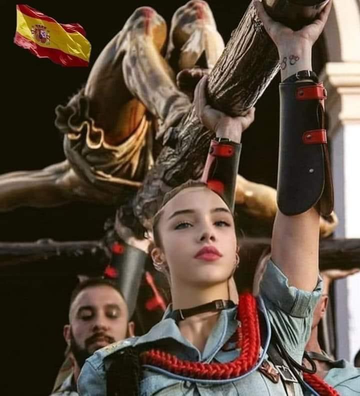 Dama legionaria española portando la cruz del Redentor