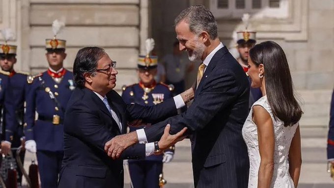Triste imagen que debe avergonzar a los verdaderos demócratas españoles. Viendo esta foto, muchos se preguntan: ¿Para qué sirve la Monarquía?