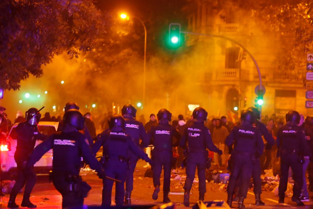 Heridos y detenidos tras una de las cargas policiales en la calle Ferraz, delante de la sede del PSOE, donde miles de ciudadanos protestan cada noche contra el partido que ataca sus libertades y derechos