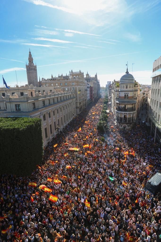 Decenas de miles de personas en la manifestación contra Sánchez de Sevilla, la mayor vivida en la ciudad desde hace décadas.