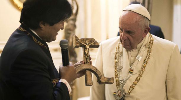 Evo Morales regala al papa símbolo comunista