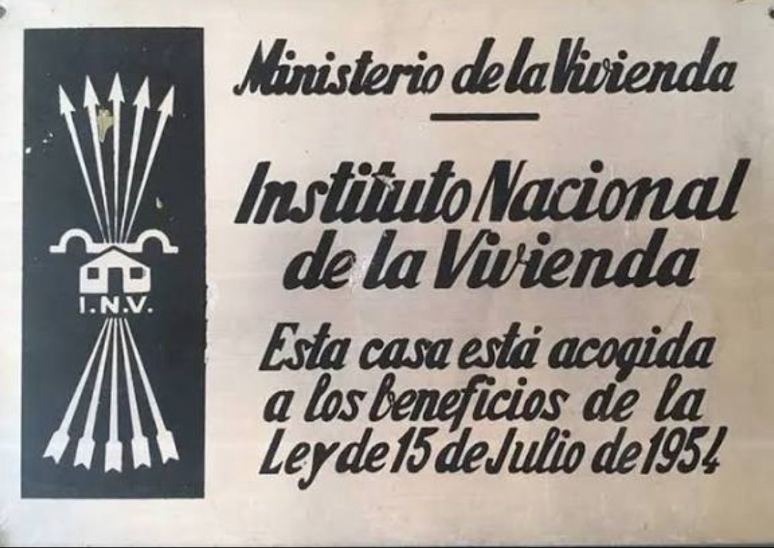 Pedro Sánchez tendrá que arrancar millones de placas como está, colocadas por el Franquismo en los millones de viviendas sociales que construyó.