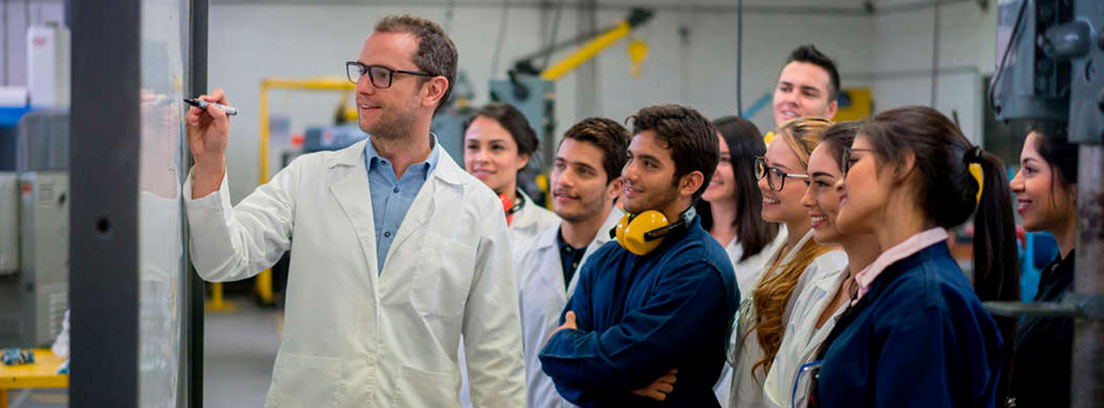 Jóvenes españoles preparados y frustrados emigran al extranjero en busca de trabajo digno y futuro