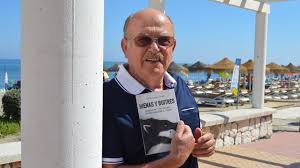 Mostrando mi libro "Hienas y Buitres" (Tecnos 2018)