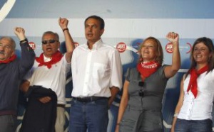 Puño en alto, un saludo totalitario