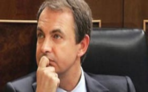 Zapatero se moja y miente