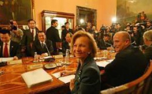 La España de Zapatero continúa lamiendo las botas a los poderosos del mundo
