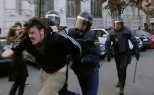 Los gobiernos poco democráticos miman más a la policía que al Ejército