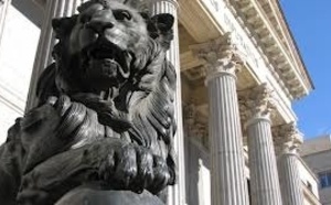 Baño de basura e indignidad de la clase política española en el Congreso