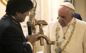 Evo Morales regala al papa símbolo comunista