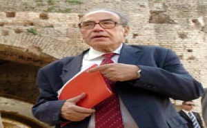 Peligro y paradoja: Peces Barba defiende a Rajoy