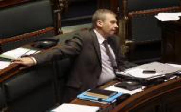 El gobierno belga dimite por menos de la mitad de lo que hace el de España