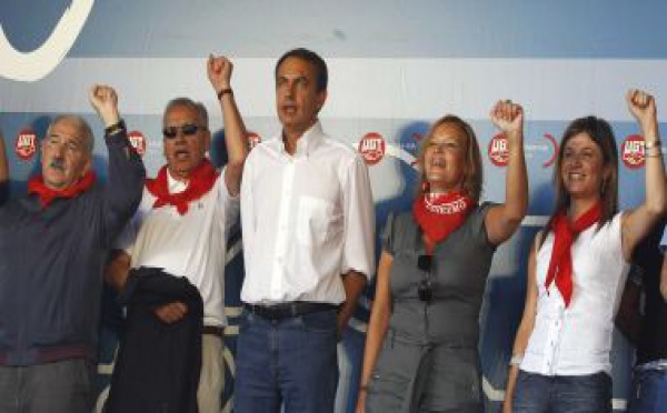 Puño en alto, un saludo totalitario