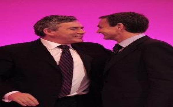 Ridículo: Zapatero da consejos a Gordon Brown