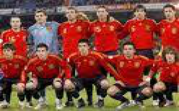 Un Zapatero patético intenta capitalizar el éxito del fútbol español