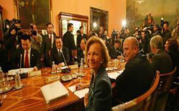 La España de Zapatero continúa lamiendo las botas a los poderosos del mundo