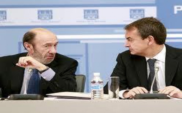 Reveses en la campaña de Rubalcaba, que ya no lucha por la victoria sino por conseguir 120 diputados