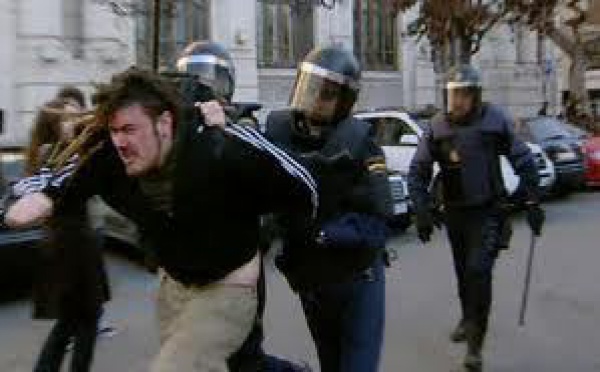 Los gobiernos poco democráticos miman más a la policía que al Ejército