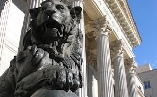 Baño de basura e indignidad de la clase política española en el Congreso