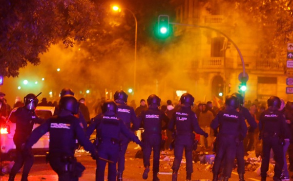 Heridos y detenidos tras una de las cargas policiales en la calle Ferraz, delante de la sede del PSOE, donde miles de ciudadanos protestan cada noche contra el partido que ataca sus libertades y derechos