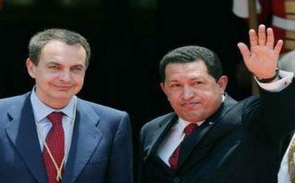 Muchos de los poderes que reclama hoy el venezolano Chávez ya los ejerce Zapatero