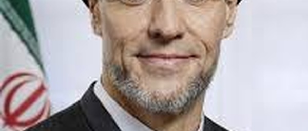 Pedro Sánchez, el falso profeta de la paz que planta cara a Trump, pero apuñala a la democracia española